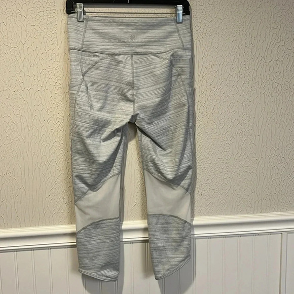 Athleta Chat To Town High Rise gray and white capri leggings size medium - Picture 9 of 11